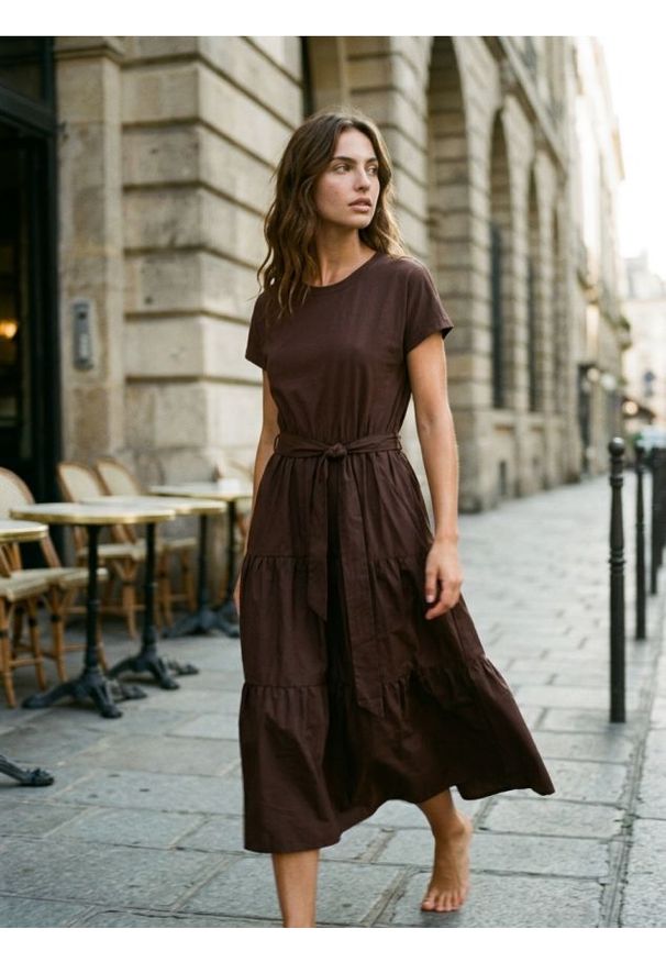 Sinsay - Bawełniana sukienka midi z efektem stopniowania i paskiem - brązowy. Kolor: brązowy. Materiał: bawełna. Długość: midi