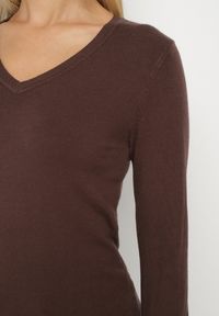 Born2be - Brązowy Sweter z Wiskozą i Dekoltem w Serek Olisela. Okazja: na co dzień. Typ kołnierza: dekolt w serek. Kolor: brązowy. Materiał: wiskoza. Styl: casual, elegancki #3