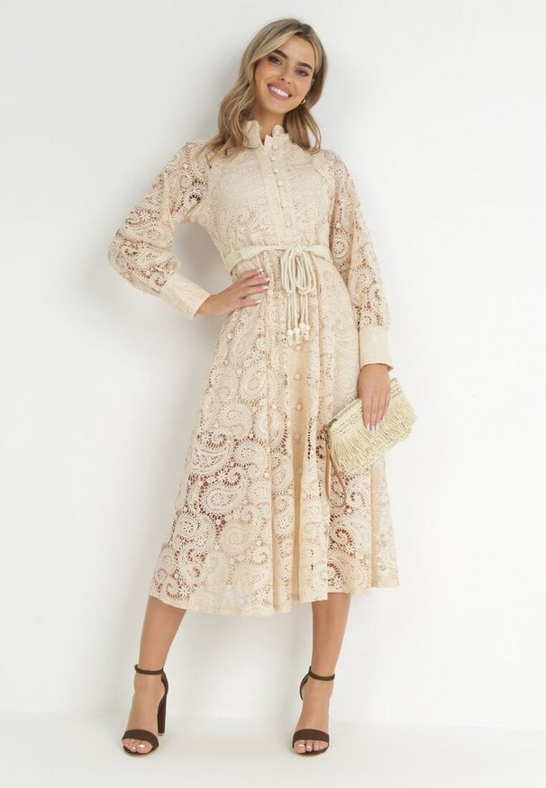 Born2be - Jasnobeżowa Sukienka Eudoreia. Typ kołnierza: kołnierzyk stójkowy. Kolor: beżowy. Wzór: ażurowy, aplikacja. Typ sukienki: rozkloszowane. Materiał: bawełna, materiał, koronka. Długość rękawa: długi rękaw. Sezon: lato. Styl: elegancki, boho. Długość: midi