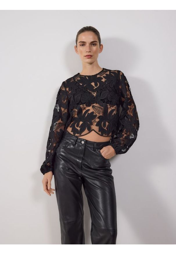 Reserved - Bluzka z haftowanym wzorem - czarny. Kolor: czarny. Materiał: dzianina. Wzór: haft