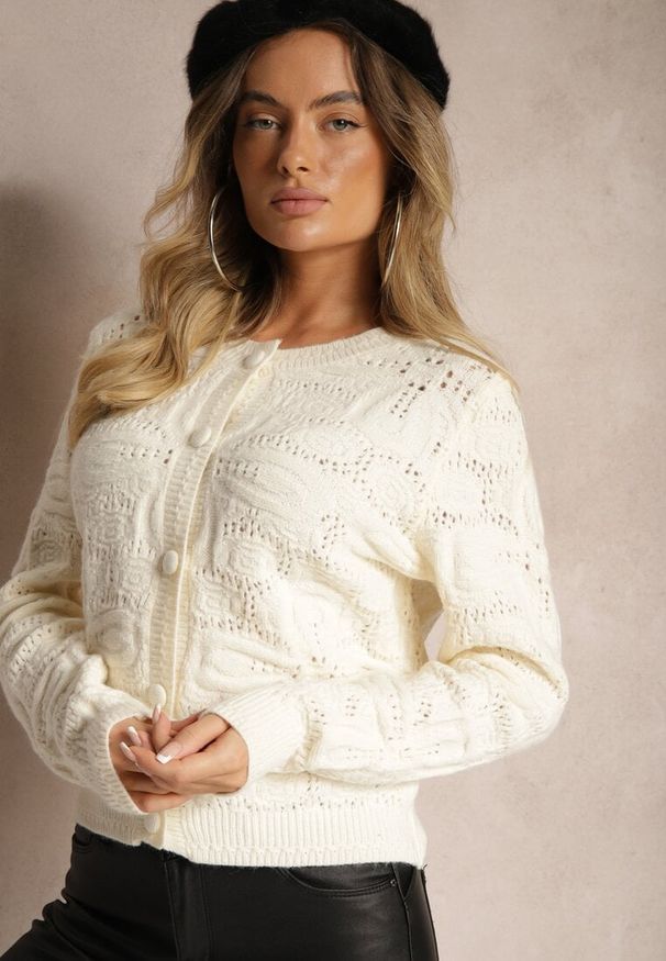 Renee - Jasnobeżowy Pudełkowy Kardigan z Wełną i Wiskozą o Tłoczonym Splocie Vaitra. Kolor: beżowy. Materiał: wełna, wiskoza. Długość rękawa: długi rękaw. Długość: długie. Wzór: ze splotem. Styl: elegancki, wizytowy