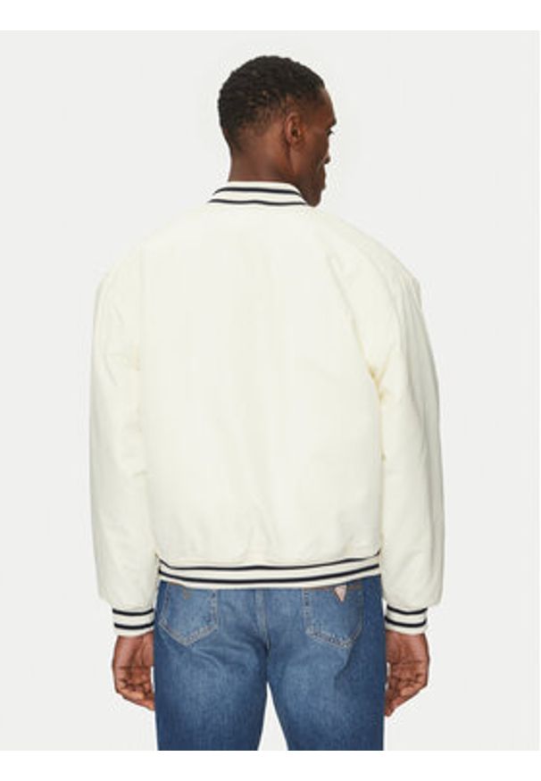 Guess Jeans Kurtka bomber M5RL54 WHAA2 Beżowy Regular Fit. Kolor: beżowy. Materiał: syntetyk