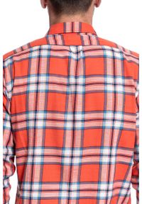 Lee - KOSZULA LEE BUTTON DOWN REGULAR LAVA RED L880ZJAF. Okazja: na co dzień. Typ kołnierza: button down. Długość rękawa: długi rękaw. Długość: długie. Styl: casual #4