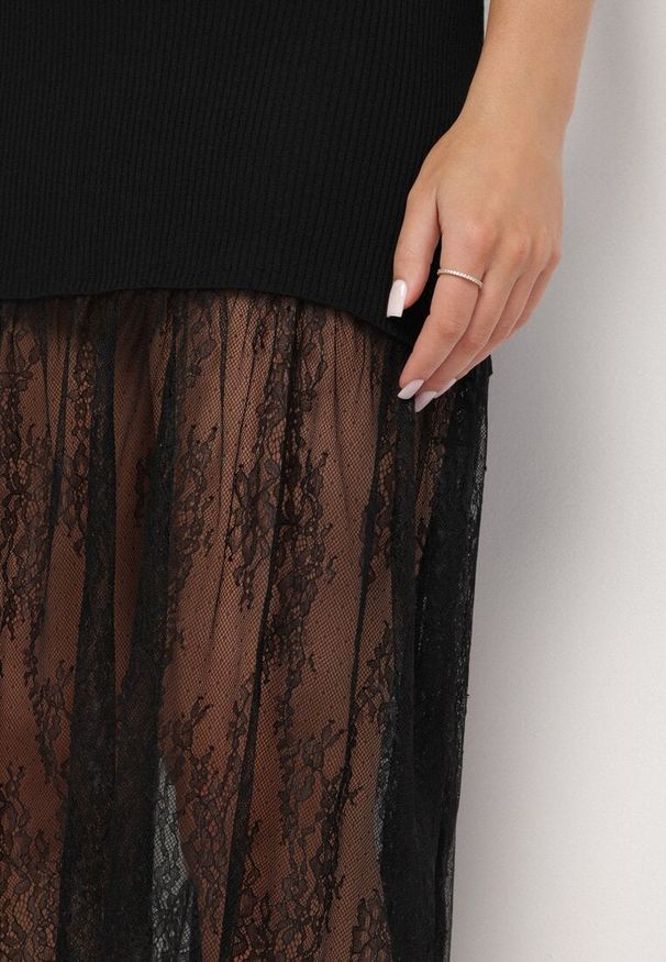 Born2be - Czarna Prążkowana Sukienka Koktajlowa Ozdobiona Koronką Sonalitea. Kolor: czarny. Materiał: prążkowany, koronka. Wzór: aplikacja, koronka. Styl: wizytowy