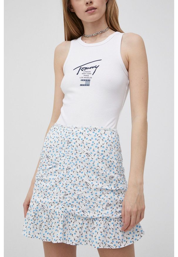 Tommy Jeans spódnica kolor biały mini rozkloszowana. Kolor: biały. Materiał: tkanina, materiał, wiskoza
