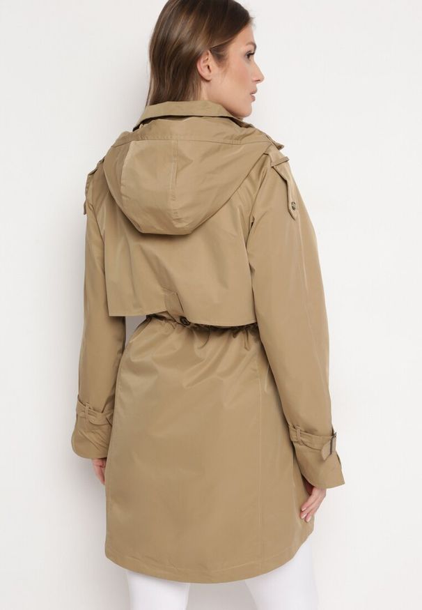 Born2be - Ciemnobeżowa Kurtka Parka Płaszcz z Kapturem Ściągany w Pasie Jukoltta. Typ kołnierza: kaptur. Kolor: beżowy
