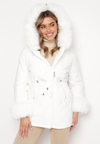 Born2be - Biała Kurtka Ozdobiona Futerkiem ze Ściągaczami w Talii i Kapturem Atermi. Kolor: biały. Materiał: futro. Wzór: aplikacja. Sezon: zima, jesień #1