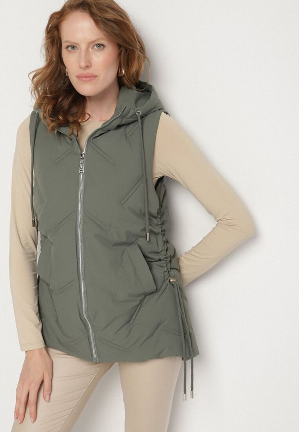 Born2be - Zielona Casualowa Kamizelka z Kapturem i Pikowanymi Przeszyciami Caletta. Okazja: na co dzień. Typ kołnierza: kaptur. Kolor: zielony. Materiał: jeans. Styl: casual