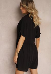 Renee - Czarny Krótki Kombinezon z Wiskozy Zapinany na Guziki Vikoti. Kolor: czarny. Materiał: wiskoza. Długość rękawa: krótki rękaw. Długość: krótkie. Sezon: lato