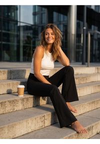 Sinsay - Sportowe legginsy flare - czarny. Kolor: czarny. Styl: sportowy #1