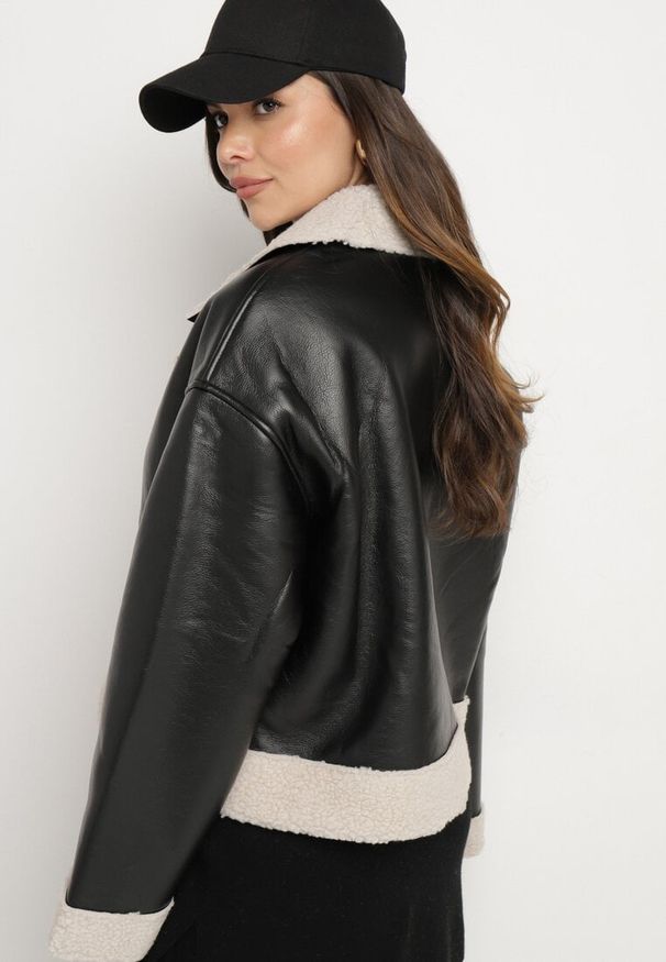 Born2be - Czarna Kurtka Biker o Kroju Ramoneski z Futrzanymi Wstawkami i Ociepleniem Nikida. Okazja: na co dzień. Kolor: czarny. Materiał: futro. Długość rękawa: długi rękaw. Długość: długie. Styl: klasyczny, casual, elegancki