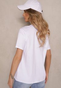 Renee - Biały T-shirt z Bawełny z Ozdobnym Łańcuszkiem Imitującym Naszyjnik Sohna. Okazja: na co dzień. Kolor: biały. Materiał: bawełna. Styl: klasyczny, casual #3