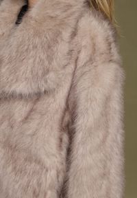 Born2be - Ciemnobeżowa Kurtka Futerko z Ozdobnym Kołnierzem Devrenna. Okazja: na co dzień. Kolor: beżowy. Materiał: futro. Sezon: zima. Styl: klasyczny, casual, elegancki #6