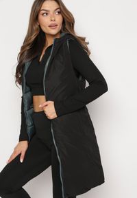 Born2be - Ciemnozielona Długa Kamizelka Dwustronna Zapinana na Suwak z Pikowaniem i Troczkiem w Pasie Heddemia. Kolor: zielony. Długość: długie. Wzór: gładki #3