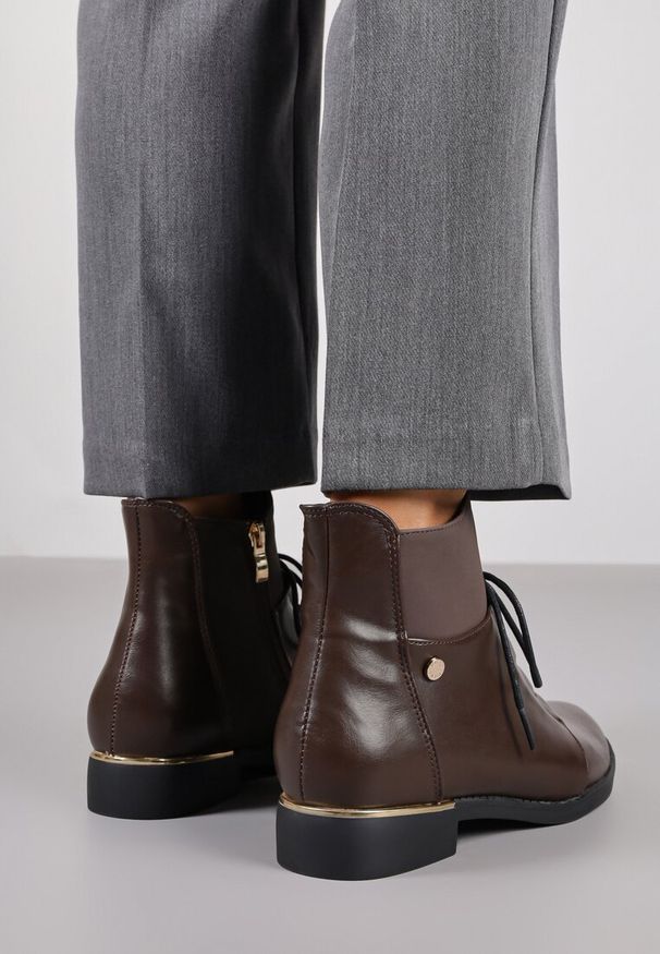 Renee - Brązowe Botki Vices ze Sznurowaną Cholewką i Elastycznymi Panelami Flilera. Okazja: na co dzień. Kolor: brązowy. Materiał: jeans, skóra. Szerokość cholewki: normalna. Obcas: na obcasie. Styl: casual. Wysokość obcasa: niski