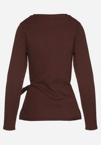 Born2be - Brązowa Bluzka Ozdobiona Wiązaniem Esterea. Okazja: na co dzień. Kolor: brązowy. Materiał: jeans. Wzór: aplikacja. Styl: casual, elegancki #4