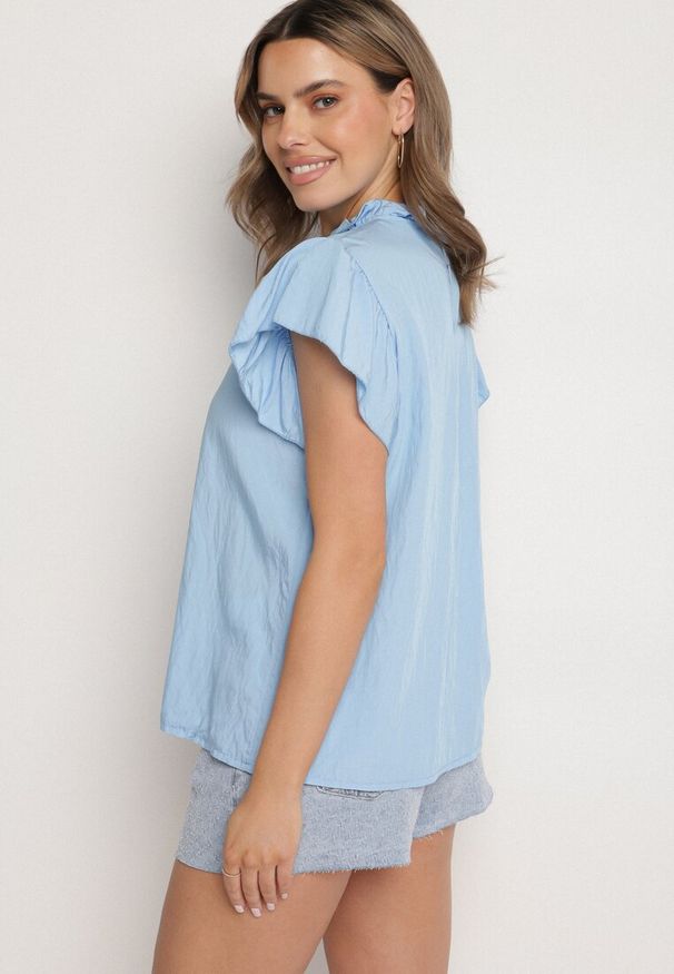 Born2be - Niebieska Bluzka z Wiskozą Ozdobiona Falbankami Emoti. Okazja: na co dzień. Typ kołnierza: kołnierz z falbankami. Kolor: niebieski. Materiał: wiskoza. Wzór: aplikacja. Styl: casual, elegancki