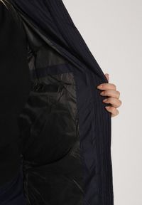 Born2be - Granatowa Długa Kurtka Pikowana z Kapturem i Bocznymi Suwakami Mevoressa. Okazja: na co dzień, na spacer. Typ kołnierza: kaptur. Kolekcja: plus size. Kolor: niebieski. Materiał: poliester, dzianina, jeans. Długość: długie. Styl: casual #3