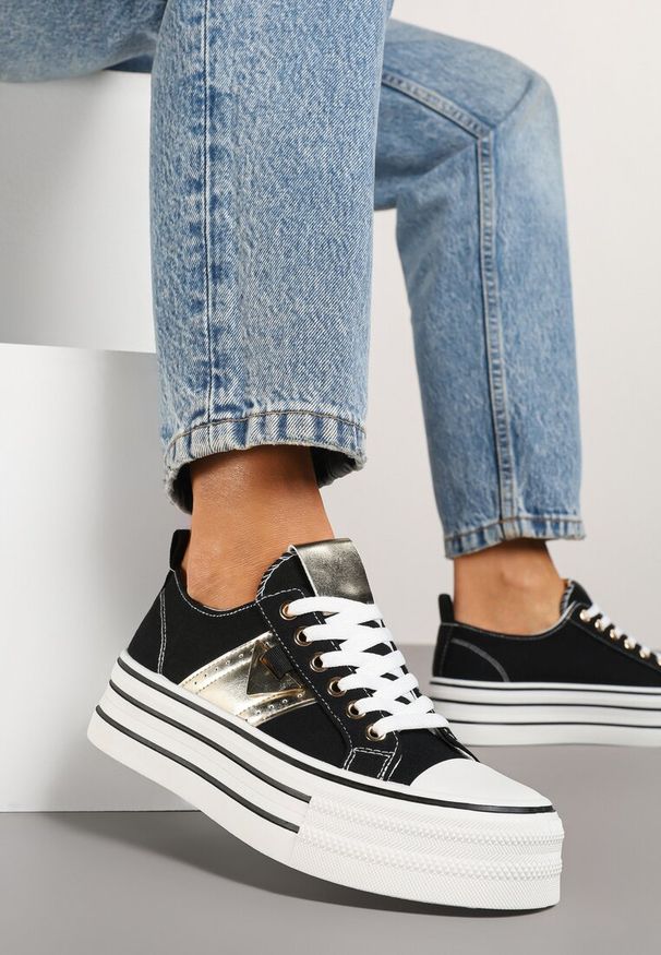 Renee - Czarne Trampki na Platformie Ozdobione Metaliczną Aplikacją Telanoreta. Okazja: na co dzień. Zapięcie: sznurówki. Kolor: czarny. Materiał: jeans. Wzór: aplikacja. Obcas: na platformie. Styl: klasyczny, casual