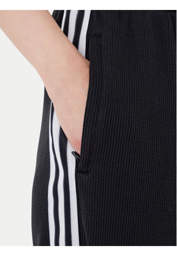 Adidas - adidas Spodnie dresowe adicolor Firebird JV7525 Czarny Regular Fit. Kolor: czarny. Materiał: syntetyk