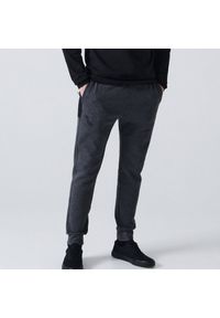 Cropp - Dresowe spodnie jogger - Szary. Kolor: szary. Materiał: dresówka #1