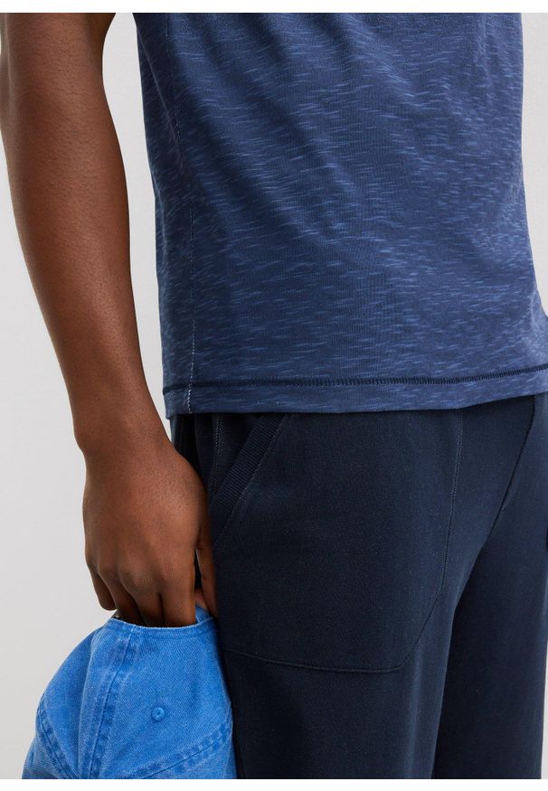 bonprix - T-shirt z czystej bawełny, slim fit. Kolor: niebieski, biały. Materiał: bawełna