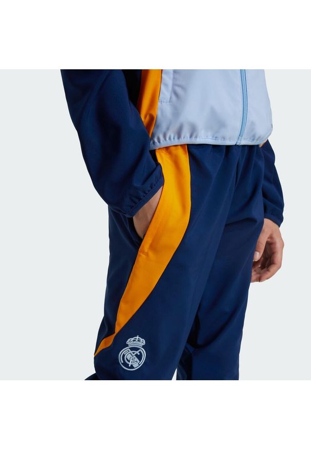 Adidas - Spodnie Real Madrid Tiro 24 Competition Presentation Kids. Kolor: niebieski, wielokolorowy, pomarańczowy. Materiał: materiał. Sport: piłka nożna