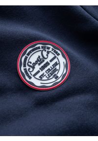 Ombre Clothing - Nierozpinana męska dresowa bluza z naszywką w stylu college – granatowa V2 - Rozmiar: M. Okazja: na uczelnię, na co dzień. Kolor: niebieski. Materiał: dresówka. Wzór: aplikacja. Styl: sportowy, casual, elegancki #6