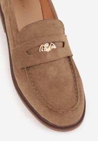 Born2be - Ciemnobeżowe Mokasyny VICES z Wkładką ze Skóry Naturalnej i Metaliczną Aplikacją Nanora. Nosek buta: okrągły. Kolor: beżowy. Materiał: skóra. Wzór: aplikacja. Obcas: na obcasie. Styl: klasyczny. Wysokość obcasa: niski #3