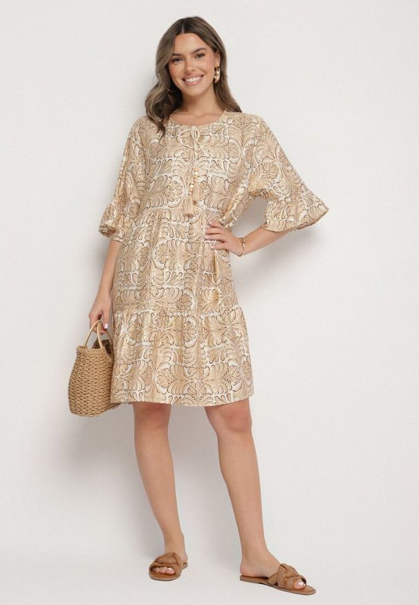 Born2be - Beżowa Sukienka z Lnem o Rozkloszowanym Kroju z Falbanami i Metalicznym Nafrukiem Rinanis. Okazja: na co dzień. Typ kołnierza: dekolt w serek. Kolor: beżowy. Materiał: len. Wzór: aplikacja. Styl: klasyczny, casual, elegancki
