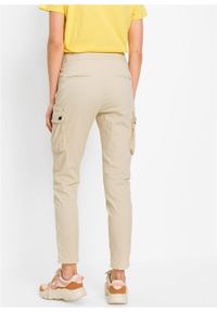 Spodnie bojówki z szerokim paskiem bonprix beżowy. Kolor: beżowy #7