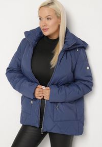 Born2be - Niebieska Pikowana Kurtka z Kapturem i Ozdobnymi Suwakami Carnaye. Okazja: na spacer, na co dzień. Typ kołnierza: kaptur. Kolekcja: plus size. Kolor: niebieski. Materiał: jeans. Styl: elegancki, casual, sportowy #2