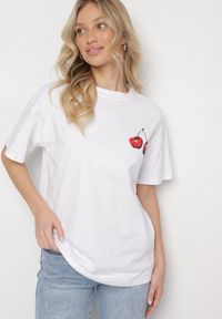 Born2be - Biały T-shirt Bawełniany z Obustronnym Nadrukiem Wiśni Isoriel. Okazja: na co dzień. Kolor: biały. Materiał: bawełna. Wzór: nadruk. Styl: casual, elegancki