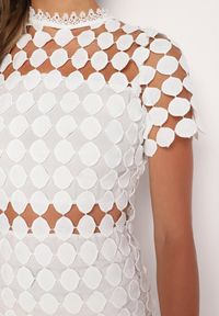 Born2be - Biała Ażurowa Dopasowana Sukienka Koktajlowa z Frędzlami Zapinana na Suwak Vimereas. Okazja: na co dzień. Kolor: biały. Materiał: jeans. Wzór: ażurowy. Typ sukienki: dopasowane. Styl: wizytowy #2