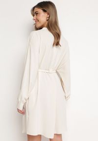 Born2be - Beżowa Sukienka z Wiązaniem w Talii z Koszulową Górą Leandia. Okazja: na co dzień. Kolor: beżowy. Materiał: skóra. Typ sukienki: koszulowe. Styl: casual, elegancki #3