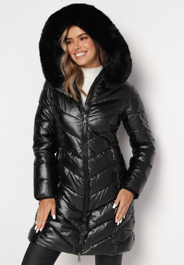 Born2be - Czarna Metaliczna Kurtka Pikowana z Kapturem Eclaris. Okazja: na co dzień. Typ kołnierza: kaptur. Kolor: czarny. Materiał: futro, jeans. Długość rękawa: długi rękaw. Długość: długie. Wzór: aplikacja. Styl: casual, elegancki