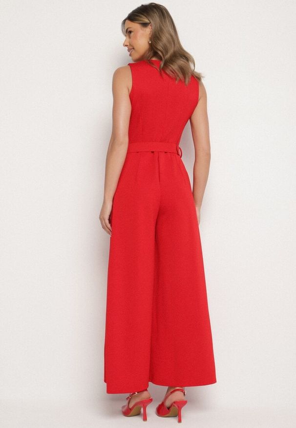 Born2be - Czerwony Taliowany Kombinezon z Wiskozą Ozdobiony Paskiem Ralinelle. Okazja: na imprezę. Kolor: czerwony. Materiał: wiskoza. Wzór: aplikacja. Styl: elegancki, klasyczny