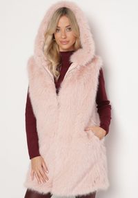 Born2be - Różowa Futerkowa Kamizelka z Kapturem o Prostym Kroju Sinthira. Okazja: na co dzień. Typ kołnierza: kaptur. Kolor: różowy. Materiał: jeans. Styl: casual, elegancki #1