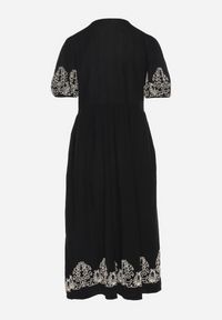 Born2be - Czarna Bawełniana Sukienka Boho o Rozkloszowanym Kroju Zdobiona Haftem Lannivra. Okazja: na co dzień, na imprezę. Typ kołnierza: dekolt w kształcie V. Kolor: czarny. Materiał: bawełna. Wzór: aplikacja, haft. Sezon: lato. Typ sukienki: rozkloszowane. Styl: boho #4