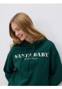 Reserved - Bluza ze świątcznym napisem - ciemnozielony. Kolor: zielony. Materiał: dzianina, bawełna. Wzór: napisy