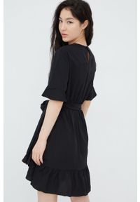 Vero Moda sukienka kolor czarny mini rozkloszowana. Kolor: czarny. Materiał: tkanina, poliester. Typ sukienki: rozkloszowane. Długość: mini #3