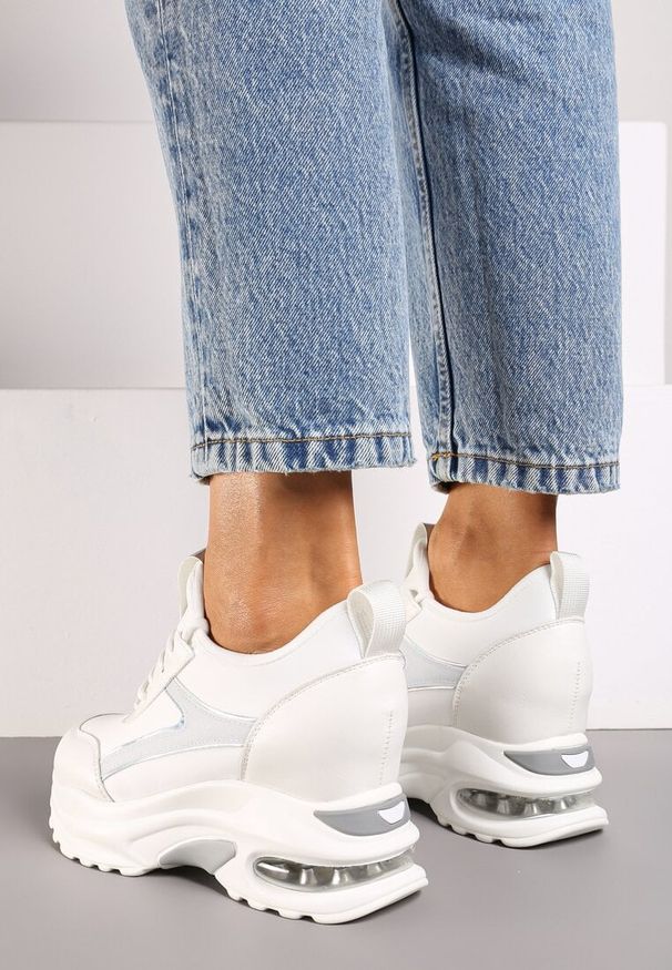 Born2be - Biało-Srebrne Sneakersy na Ukrytym Koturnie z Metalicznymi Wstawkami Vlivina. Okazja: na co dzień. Kolor: biały. Materiał: jeans. Obcas: na koturnie