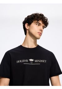 Reserved - T-shirt regular z nadrukiem - czarny. Kolor: czarny. Materiał: bawełna, dzianina. Wzór: nadruk #1