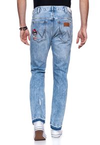 Wrangler - SPODNIE MĘSKIE WRANGLER BOYTON BLUE TOMORROW W16EGW13N. Stan: obniżony. Wzór: kolorowy, aplikacja. Styl: vintage #6