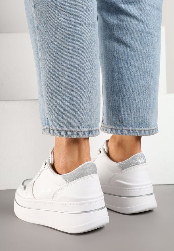 Born2be - Biało-Srebrne Sneakersy na Grubej Podeszwie z Napisem i Brokatem Odivena. Okazja: na co dzień. Kolor: biały. Materiał: jeans. Wzór: napisy