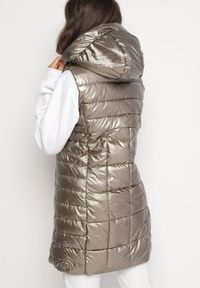 Born2be - Złota Kamizelka z Wypukłym Pikowaniem Kapturem i Lakierowanym Efektem Damess. Kolor: złoty. Materiał: lakier. Długość: długie. Wzór: aplikacja #3