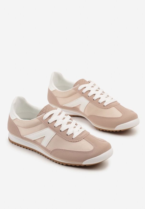 Renee - Różowe Sneakersy Ozdobione Geometrycznym Motywem Clevandra. Okazja: na co dzień. Kolor: różowy. Materiał: jeans. Szerokość cholewki: normalna. Wzór: aplikacja, geometria