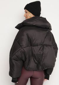 Born2be - Czarna Pikowana Kurtka o Nietoperzowym Kroju z Szerokim Kołnierzem Neandria. Okazja: na co dzień, do pracy. Kolor: czarny. Materiał: jeans. Długość: krótkie. Styl: casual, elegancki #7