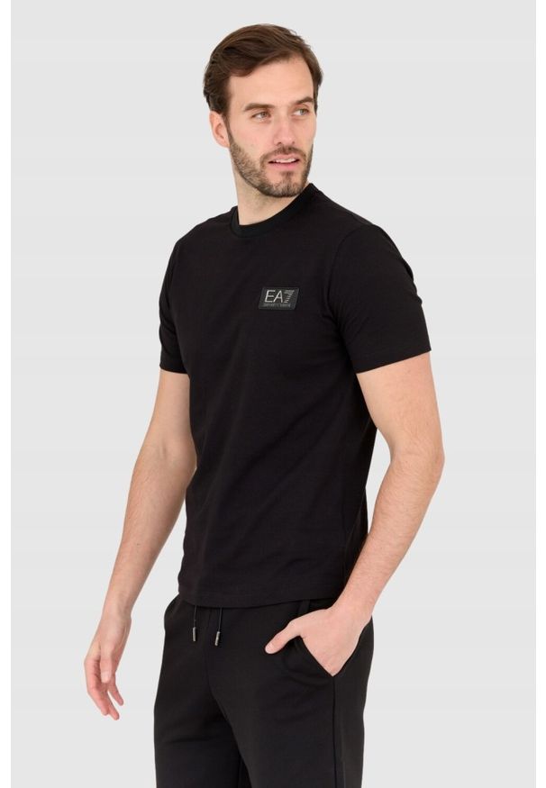EA7 Emporio Armani - EA7 Czarny męski t-shirt z naszywką z logo, Rozmiar XL. Kolor: czarny. Wzór: aplikacja