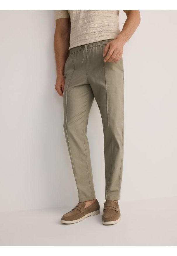 Reserved - Spodnie jogger z lnem - beżowy. Kolor: beżowy. Materiał: len